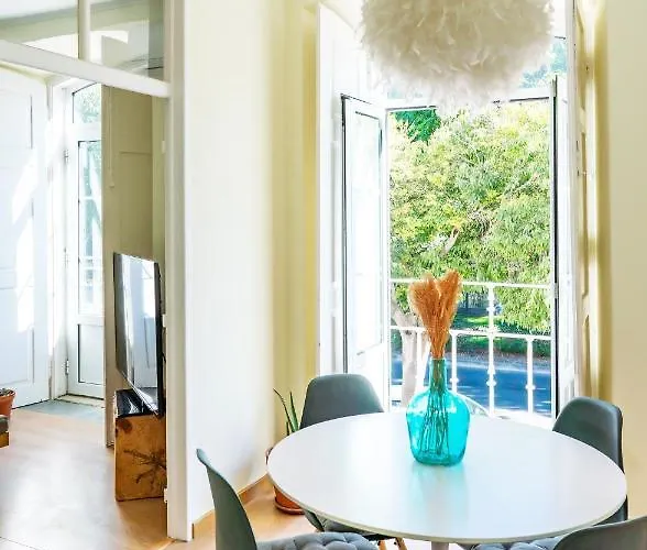 Casa St Yves - Sunny Flat In On Av Luisa Todi * Setúbal