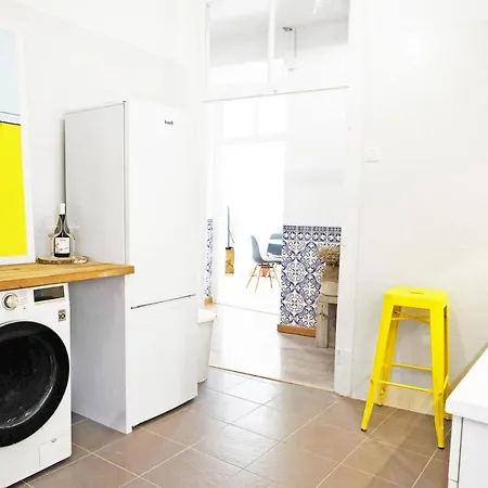 Apartment Casa St Yves - Sunny Flat In On Av Luisa Todi